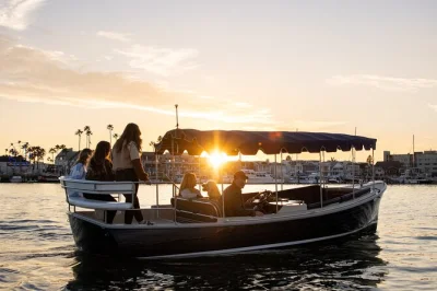 Erkunde newport harbor mit einem privaten elektroboot, bring dein essen und getränke mit, lege an restaurants am wasser an und genieße die zeit mit freunden oder familie. alle gebühren inklusive.