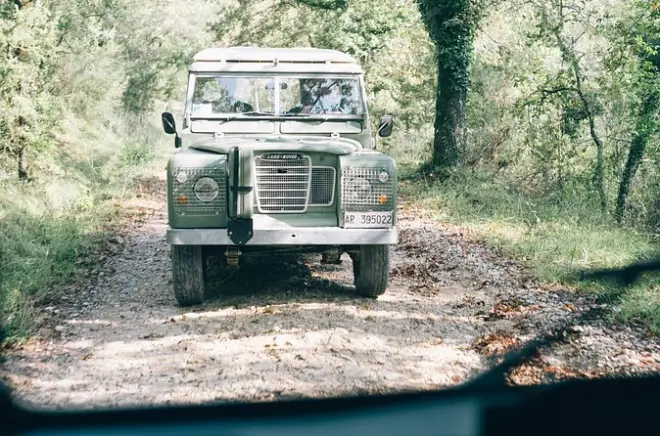 Off-road privato in Chianti con Land Rover e visita a 3 cantine