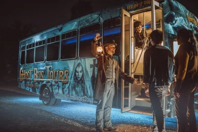 Entdecke san antonios düstere geschichte bei einer ghost bus tour mit eintritt ins menger hotel, halt an alter gefängnisanlage und friedhof – alles klimatisiert.