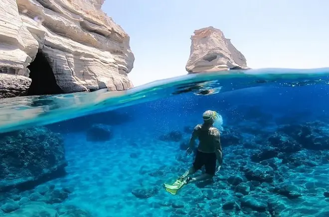 Bootstour Milos: Kleftiko Beach, Schnorcheln und Mittagessen