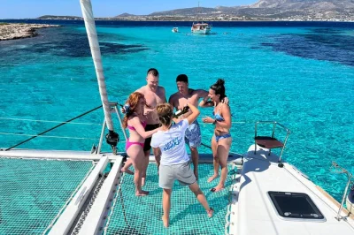 Erlebe paros & antiparos per katamaran, schwimme in versteckten buchten, genieße ein frisches griechisches mittagessen und entspanne bei drinks. inkl. abholung, schnorchelausrüstung & guide.