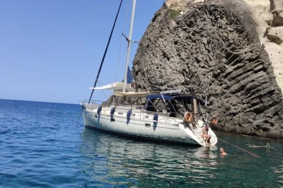 Erlebe die wilde westküste von milos, entdecke die kleftiko-höhlen, lausche piratengeschichten und genieße ein frisches griechisches mittagessen an bord. kleine gruppe, lokaler skipper, snacks inkl