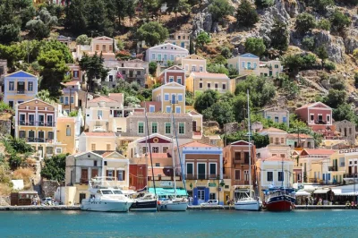 Embarquez à rhodes pour symi en ferry, découvrez le monastère de panormitis et profitez de temps libre dans le village de symi. prise en charge à l’hôtel incluse à ialyssos et ixia.