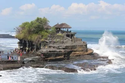 Scopri la brezza marina a tanah lot, passeggia nei giardini di taman ayun e gusta un tè con una guida locale—auto privata, pickup e biglietti inclusi per mezza giornata senza pensieri.