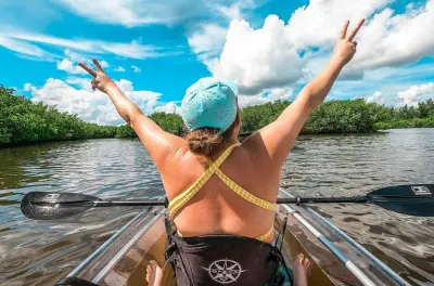 Rund um Round Island im Kajak: Klare Sicht auf Manatis und Delfine