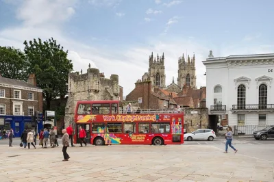 Descubre la historia de york en un tour en bus turístico con paradas flexibles—visita clifford’s tower, york minster y más. incluye ticket de 24 horas y audio guía en 10 idiomas.