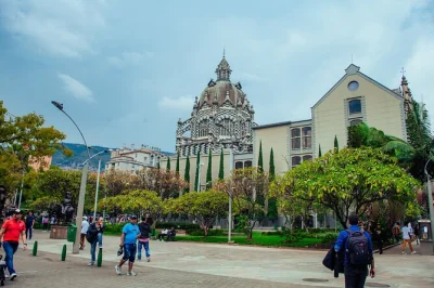 Siente el ritmo de medellín con un tour de graffiti en comuna 13, paseo en metrocable, parque de los pies descalzos y plaza botero. incluye almuerzo y guía bilingüe.