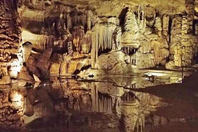 Entdecke die kühle faszination der cave without a name nahe boerne, texas. geführte tour, eintrittsticket und kleine gruppen mit bequemen wegen – alle gebühren inklusive.