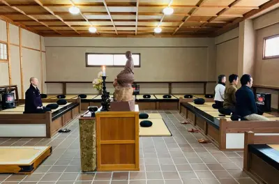Meditazione zen e tour a piedi nel tempio Higashiyama a Takayama