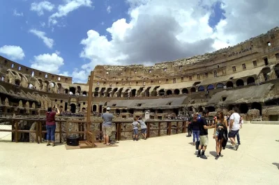 Découvrez le colisée de rome avec un archéologue, évitez la file d’attente et explorez le forum romain et le palatin. billets et casques audio inclus.