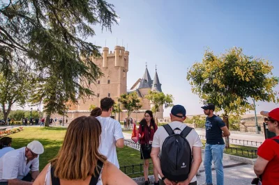Découvrez Ávila et ses murailles millénaires, puis admirez l’aqueduc romain de ségovie lors d’une excursion à la journée au départ de madrid, avec visites guidées et temps libre inclus.