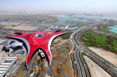 Erlebe den nervenkitzel in ferrari world, bewundere die sheikh zayed moschee und genieße die skyline von abu dhabi – tagesausflug ab dubai mit hoteltransfer inklusive.