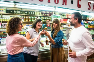 Commencez votre matinée à malasaña, madrid, avec churros, jambon ibérique et une balade guidée au marché. dégustations, boissons et déjeuner tapas détente inclus.