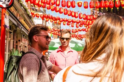 Scopri soho a londra con un tour serale tra cibo autentico, cocktail esclusivi, panini di chinatown e storie raccontate da guide locali. degustazioni e bar vip inclusi.