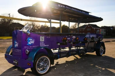 Erlebe houston’s third ward auf einer hip-hop party bike tour. bring deine drinks mit, genieße vip-barzugänge und sing karaoke mit deiner crew. inklusive guide, drinks und lokalem flair.