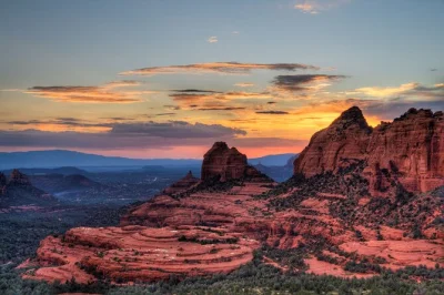 Explora las rocas rojas de sedona en un tour privado de 2 horas en jeep. recorre el histórico old munds wagon trail hasta el mogollon rim con un guía local y vistas épicas.