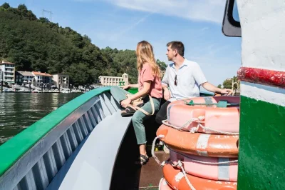 Entdecke die altstadt von hondarribia, überquere die bucht von pasajes mit dem boot und genieße gegrillten fisch in san juan – mit abholung und lokalem guide ab san sebastian.