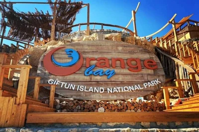 Découvrez hurghada et l'île d'orange bay en bateau, plongez dans les eaux cristallines de la mer rouge, profitez des sports nautiques et d’un déjeuner à bord. transfert hôtel et équipement inc