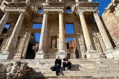 Descubra a antiga Éfeso e o templo de Ártemis saindo do porto de kusadasi, com ingressos, grupos pequenos ou guia privado, e almoço típico turco incluso.