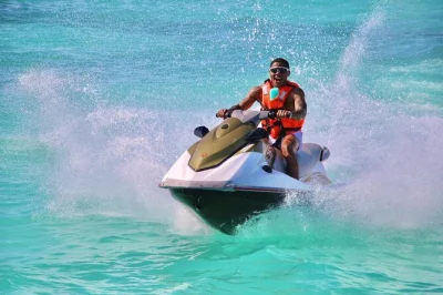 Vivi l'emozione di un noleggio jet ski per 2 a cancún, tra le mangrovie della laguna nichupté. orari flessibili, attrezzatura di sicurezza e staff locale. porta solo contanti per la tassa di attracc