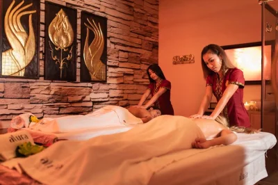 Barcelone, massage thaï en duo 60 min + bain floral 30 min. salle privée, huiles personnalisées, cava et jacuzzi relaxant. idéal pour une occasion spéciale.