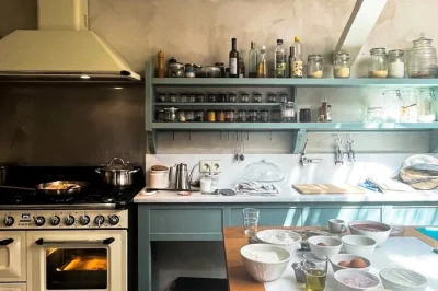 Despierta tus sentidos en syros con una clase práctica de cocina griega, cata de vinos y quesos locales, y comida en un patio sombreado. incluye platos con opciones vegetarianas.