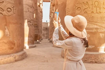 Erlebe luxor bei einem privaten tagesausflug ab kairo – tal der könige, karnak-tempel und eine entspannte nilfahrt. inklusive flüge, mittagessen & hoteltransfer.