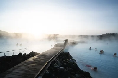 Sinta o calor do geysir, caminhe entre continentes em thingvellir e relaxe na lagoa azul — tudo em um dia, com ingressos e transporte do hotel incluídos.