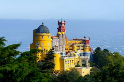 Siente la brisa en cabo da roca, recorre los palacios de sintra y prueba la gastronomía local en una excursión privada desde lisboa con guía y recogida.