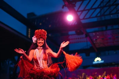 Viva o espírito de waikiki com um luau no marriott, com hula, dança com faca de fogo, confecção de lei e buffet havaiano. inclui entrada e apresentações.