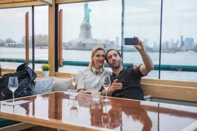 Découvrez new york depuis l’eau avec une croisière de 90 minutes en yacht, vue imprenable sur la skyline, passage près de la statue de la liberté et une boisson offerte.