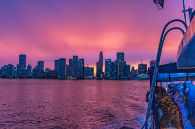Miami sonnenuntergangs-cruise mit offenem barangebot, frozen cocktails und funkelnder skyline. mit blick aufs wasser, lokalem guide und einfacher buchung für kleine gruppen.