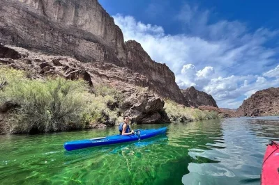 Erlebe die smaragdgrünen gewässer des black canyon, paddle in die leuchtende emerald cave und begleite unsere lokalen guides – inklusive snacks, wasser und optionalem hoteltransfer.