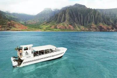 Erlebe die wilde nā pali coast auf kauai per katamaran, schnorchle mit meeresschildkröten, entdecke delfine und genieße mittagessen und drinks an bord – schnorchelausrüstung inklusive.