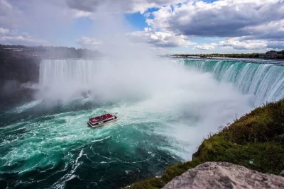 Niagarafälle erleben: mit dem hornblower-boot nah an die wasserfälle, lokale weine probieren und durch niagara-on-the-lake schlendern. inkl. abholung und ortskundigem guide.