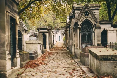Explore o cemitério père lachaise em paris com um guia local. visite os túmulos de jim morrison, oscar wilde, chopin e outros com entrada incluída.