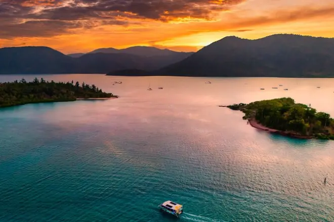 Passeio ao pôr do sol em barco com fundo de vidro em Airlie Beach
