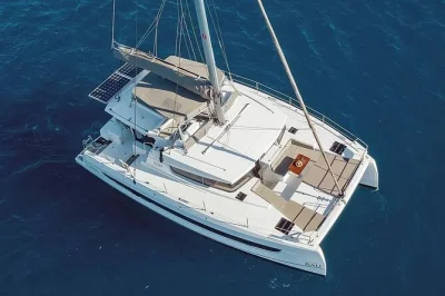 Erlebe eine katamaran-tour ab milos & poliegos mit baden in kleftiko, frischem mittagessen, offener bar und spannenden geschichten von der crew. schnorchelausrüstung inklusive.