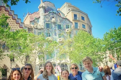 Descubra o centro histórico de barcelona, o bairro gótico e os ícones de gaudí a pé. explore ruas escondidas, veja casa batlló e la pedrera com guia local e grupos flexíveis.