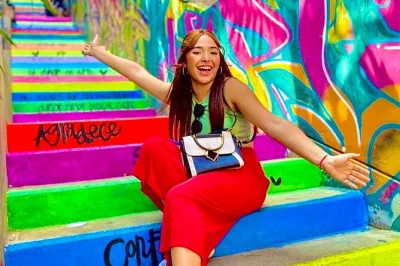 Descubre la comuna 13 de medellín con un paseo por sus grafitis, prueba snacks callejeros típicos, disfruta shows de breakdance y conoce historias de transformación. incluye guía local y snacks.