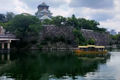 Osaka erleben: private tour mit abholung vom hotel. schlendere über den kuromon ichiba markt, besuche osaka castle und entdecke dotonbori mit deinem lokalen guide.