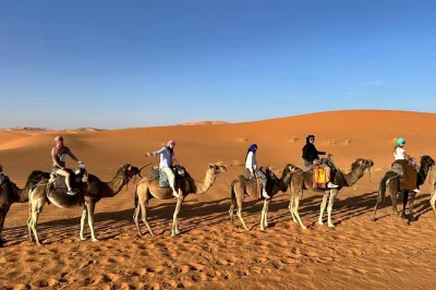 Erlebe den sonnenaufgang über erg chebbi, reite kamele in merzouga und genieße musik unterm sternenhimmel der sahara. inklusive abholung, hotel, berbercamp und transport.
