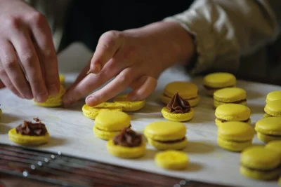 Descubra um atelier de confeitaria em paris e aprenda a fazer macarons com um chef local, em grupo pequeno, e leve para casa sua caixa de doces. inclui café ou chá.