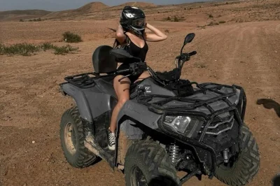 Sinta a emoção de andar de quadriciclo e camelo no deserto de agafay em marrakech, veja o pôr do sol e aproveite um jantar berbere com show ao vivo. inclui transporte e guia.