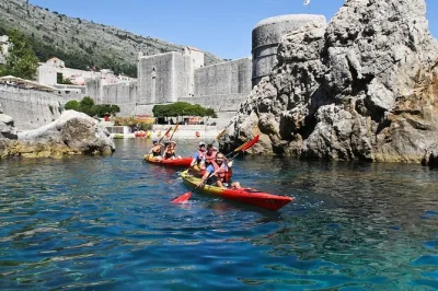 Sinta a brisa do adriático enquanto faz caiaque pelas muralhas de dubrovnik, mergulha na gruta betina e rema perto da ilha de lokrum. guia, equipamentos e água inclusos.