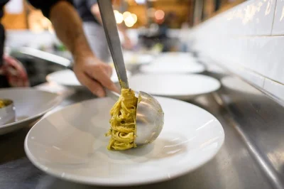 Découvrez milan en cuisine : apprenez à faire pâtes fraîches et tiramisu maison, dégustez du vin et partagez des histoires avec des locaux. petit groupe, repas et boissons inclus.