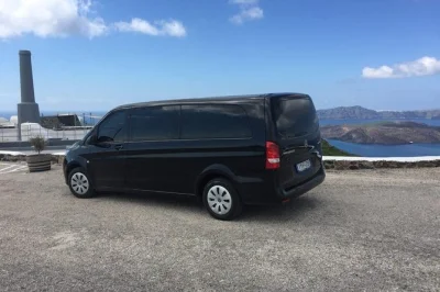 Entspannt ankommen mit privatem transfer auf santorini zu fira, oia, kamari & allen dörfern. freundlicher fahrer wartet auf dich – kein stress bei verspäteter fähre oder flug.