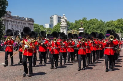 Vivi l’atmosfera della cerimonia del cambio della guardia a londra con un tour a piedi, viste esclusive, racconti guidati e tanti momenti perfetti per le foto.