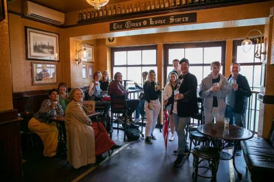 Scopri soho a londra con un tour a piedi tra locali storici, storie uniche e pub leggendari, con ingresso a venue iconiche e guida locale in inglese.