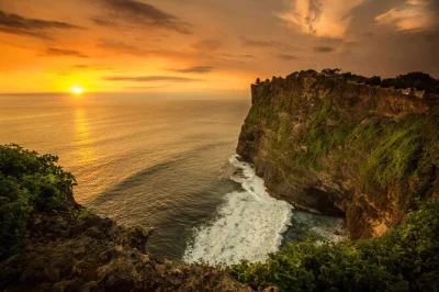 Erlebe die meeresbrise am uluwatu tempel, den faszinierenden kecak feuertanz zum sonnenuntergang und genieße ein balinesisches seafood-dinner am strand von jimbaran. inklusive abholung.